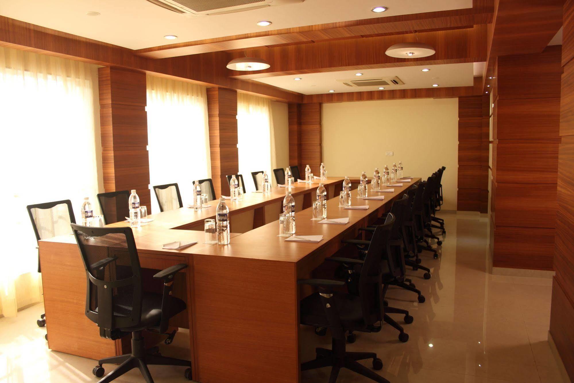 Hotel Pristine Residency Ahmedabad Extérieur photo